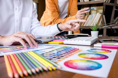 İki meslektaşları yaratıcı grafik tasarım üzerinde çalışmaya renk seçin