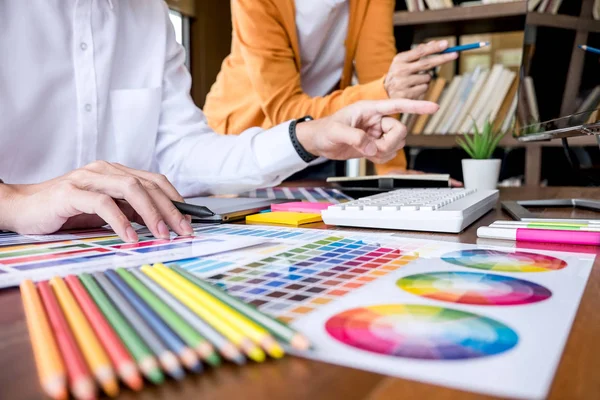 Dos colegas diseñador gráfico creativo que trabaja en la selección de color —  Fotos de Stock