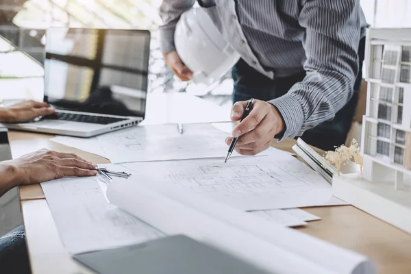 Ingeniero de Arquitectura Reunión de Trabajo en Equipo, Dibujo y Trabajo para —  Fotos de Stock