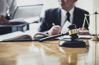 Erkek avukat ya da avukat mahkeme salonunda çalışma var ile Toplantı 