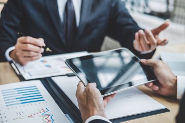 İki çift tartışarak şirket büyüme projesi başarı financia