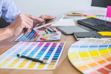 Görüntü renk şartlarını üzerinde erkek yaratıcı grafik tasarımcı çalışma