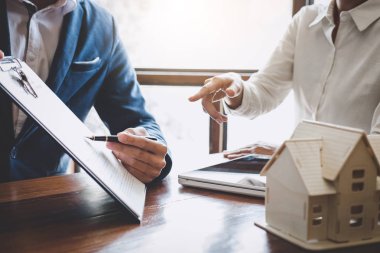 Emlak broker Ajan sunulması ve danışmak için müşteri d