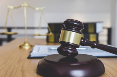 Adaletin terazisi ve tokmak sondaj blokta nesne ve bo hukuk