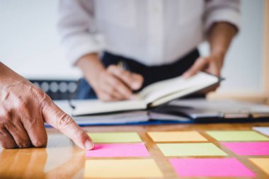 Co çalışma konferans, icra takım çizelgeleri tartışıyor ve 