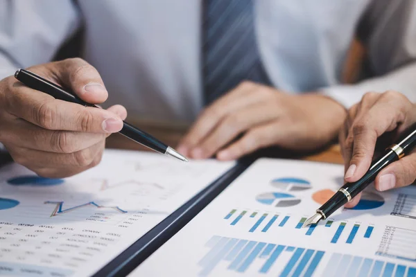 Equipe de negócios trabalhando com novo plano de projeto de inicialização e discussi — Fotografia de Stock