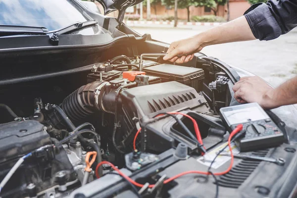 Szolgáltatások autó motor gép fogalma, autó szerelő repairm — Stock Fotó
