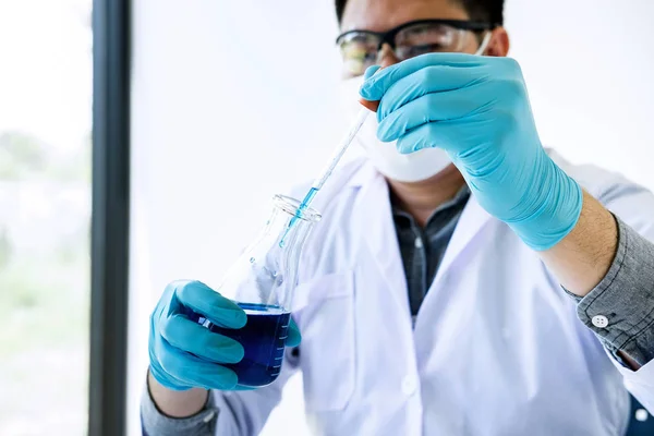 Біохімічні лабораторні дослідження, вчений або медичний в лабораторних кооперативах — стокове фото