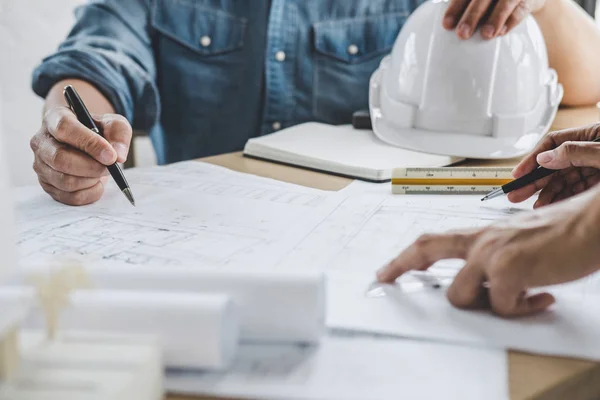 Ingeniero de Arquitectura Reunión de Trabajo en Equipo, Dibujo y Trabajo para — Foto de Stock