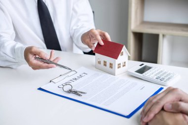 Bir sözleşme satın almak - satmak house, sigortacı imzalama iş bir