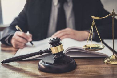 Erkek avukat ya da yargıç ile sözleşme kağıtları, hukuk kitapları çalışma ve