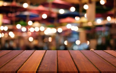 Soyut bulanık festiv önünde seçici boş ahşap masa