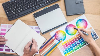 İki meslektaşları yaratıcı grafik tasarım üzerinde çalışmaya renk seçin