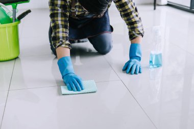 Kat Hizmetleri ve kavramı, bl mutlu genç adam temizlik kocası