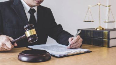 Profesyonel erkek avukatlar adaletin terazisi ile yargıç tokmak veya