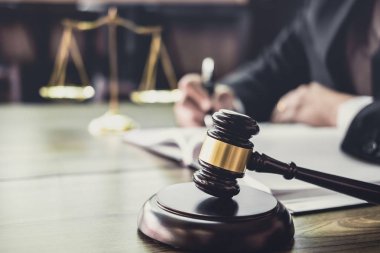 Yargıç tokmak tokmak üzerinde ahşap masa ve ülkeleri ile Adalet avukatlar,