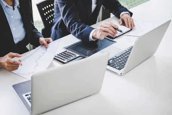 Inversión en equipo de negocios trabajando con computadora y grap de análisis — Foto de Stock