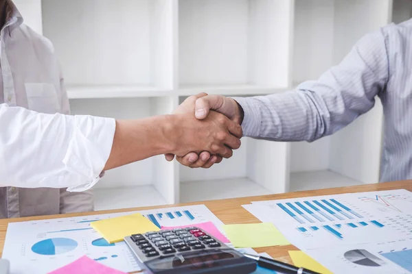 Teamwork partnership meeting concept, Business handshake after d — Stock Photo, Image