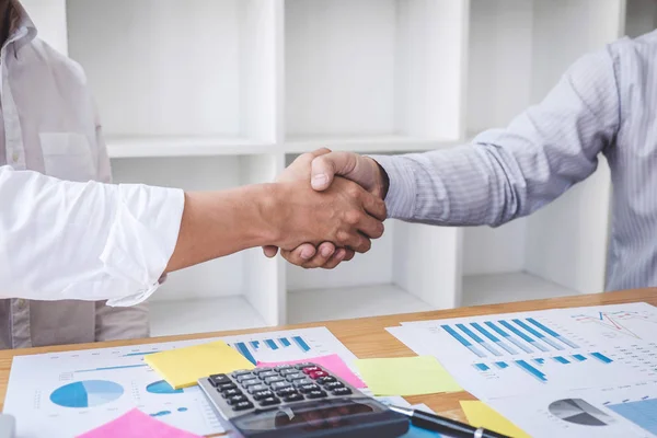 Concetto di lavoro di squadra incontro di partenariato, stretta di mano di affari dopo d — Foto Stock