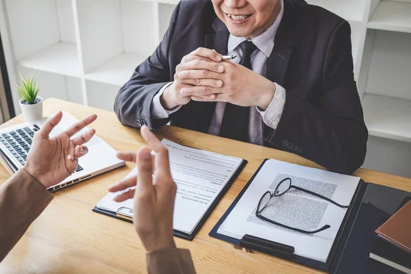 Entrevista de trabajo, Gerente del comité de selección senior haciendo preguntas — Foto de Stock