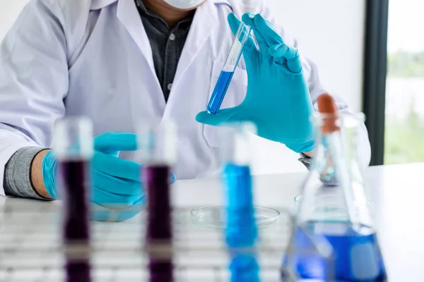 Pesquisa de laboratório de bioquímica, Química está analisando amostra em — Fotografia de Stock