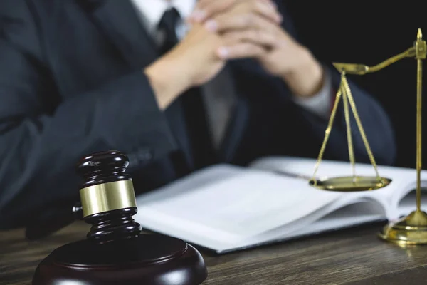 Juridische wet, rechter hamer met justitie advocaten advies met hamer een — Stockfoto