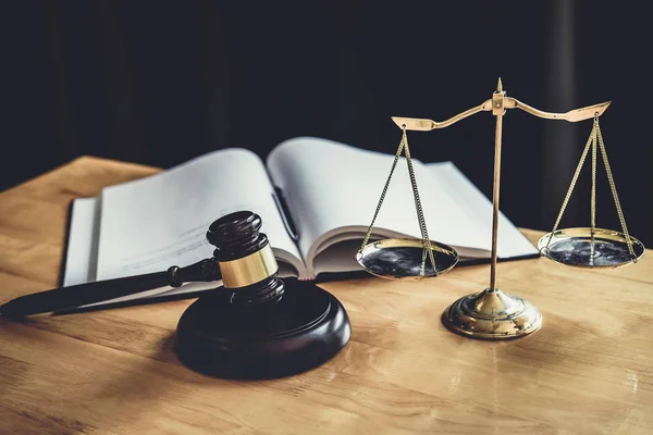 Judge gavel with Scale of justice, object documents working on t — Stock Photo, Image