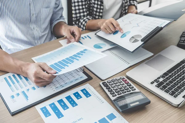 Reunión del equipo empresarial trabajando con el nuevo proyecto de startup, discutir si — Foto de Stock