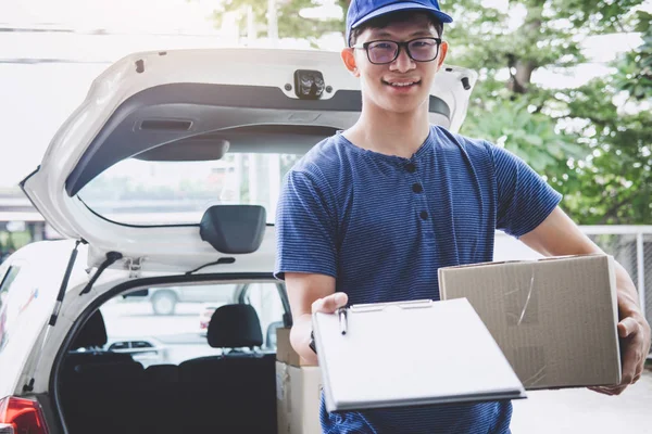 Házhoz szállítás szolgáltatás és a szolgáltatás szem előtt tartva, munka deliveryman — Stock Fotó