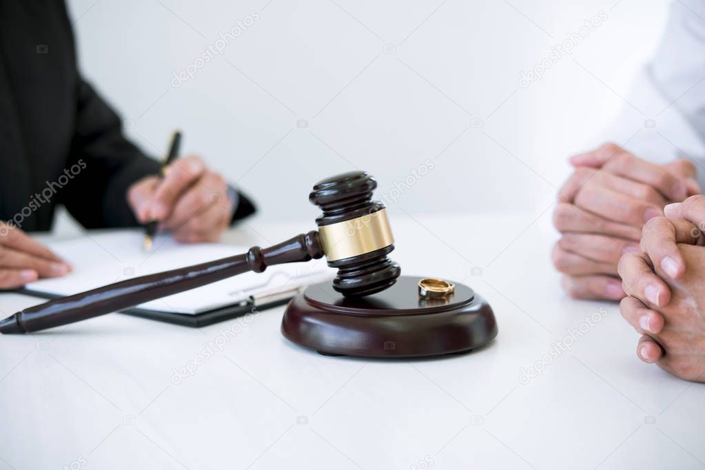 Agreement prepared by lawyer signing decree of divorce (dissolut