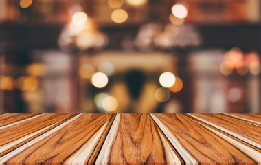 Soyut bulanık festiv önünde seçici boş ahşap masa