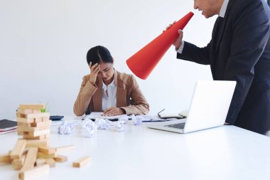 İş kavramı, kıdemli icra müdürü çalışa suçlamaya suçluyor