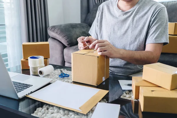 Jeune entrepreneur PME homme recevoir le client de commande et de travailler avec — Photo