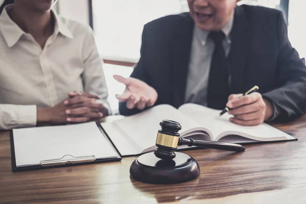 Raadpleging en conferentie van professionele zakenvrouw en Ma — Stockfoto