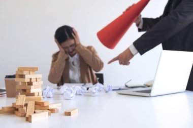 İş kavramı, kıdemli icra müdürü çalışa suçlamaya suçluyor