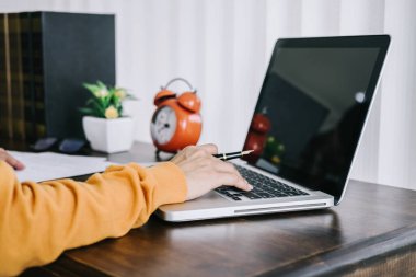Mutlu rahat genç Asyalı kadın ev veya küçük ofis w çalışma