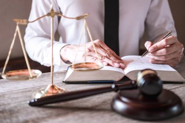 Erkek avukat veya hukuk kitapları, tokmak ve denge çalışma yargıç, 