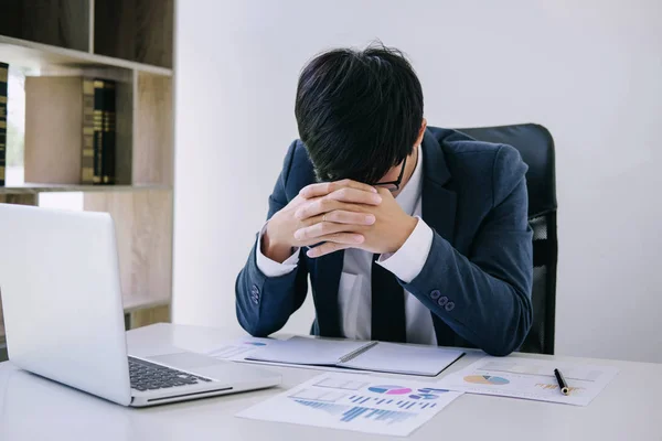 Empresario deprimido y agotado, hombre de negocios en su escritorio fru — Foto de Stock