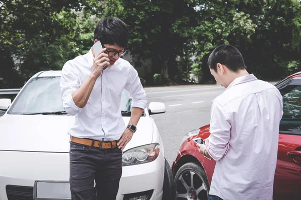 Dois motoristas homem discutindo após um acidente de carro colisão um — Fotografia de Stock
