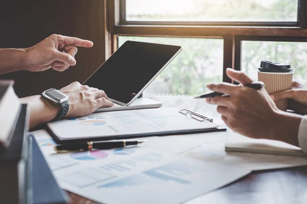 Proceso de trabajo en equipo, el equipo de negocios se reúne y discute sobre Marke — Foto de Stock