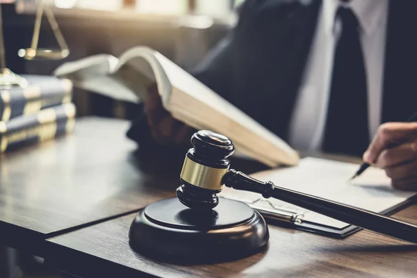 Bíró marok az igazság ügyvédek, ügyvéd és a bíró a tanácsadó munkát — Stock Fotó