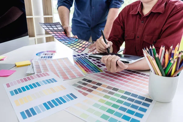 Δύο συνάδελφο δημιουργικό γραφίστα εργάζονται για επιλογή χρώματος — Φωτογραφία Αρχείου