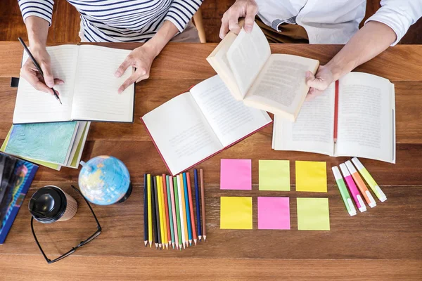 Groupe d'étudiants du secondaire ou du collège assis au bureau de la bibliothèque — Photo