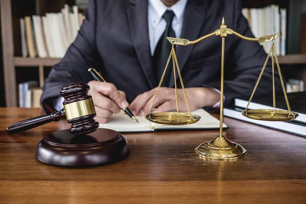 法的法、アドバイスと正義概念、正義の裁判官小槌 — ストック写真