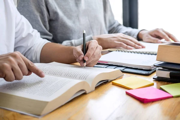 Educação, ensino, conceito de aprendizagem. Estudantes do ensino médio ou c — Fotografia de Stock