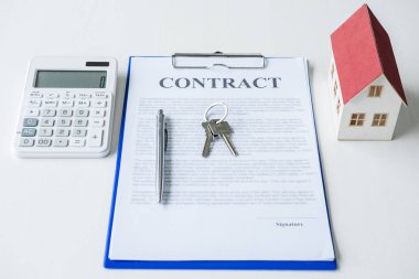 Ev modeli, hesap makinesi ve evin anahtarı Emlak contr üzerinde yalan