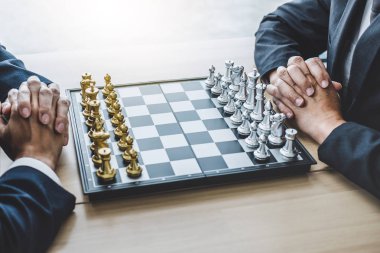 Başarı için strateji planlamak için iki işadamı satranç oyun,
