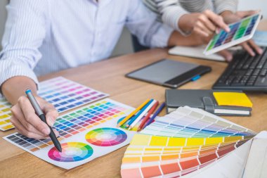 İki meslektaşları yaratıcı grafik tasarım üzerinde çalışmaya renk seçin