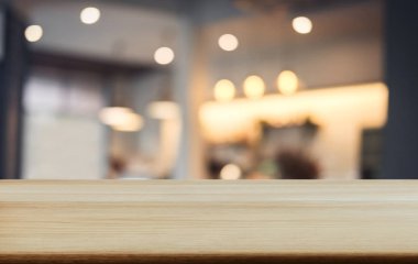 Seçici boş ahşap masa ve soyut bulanık arka plan 
