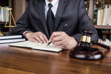 Yasal hukuk, tavsiye ve adalet kavramı, Yargıç tokmak adalet ile 